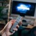 unsplash -jonas-leupe-regarder la tv Les raisons de regarder en VF