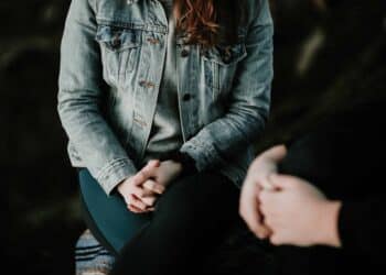 Unsplash Priscilla Du Preez - 2 jeunes discutent - Que faire quand ton ex suit les mêmes cours que toi