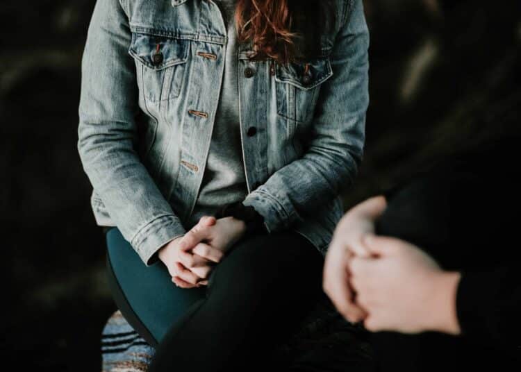 Unsplash Priscilla Du Preez - 2 jeunes discutent - Que faire quand ton ex suit les mêmes cours que toi