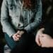 Unsplash Priscilla Du Preez - 2 jeunes discutent - Que faire quand ton ex suit les mêmes cours que toi