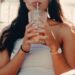 Unsplash Zino De Groot - Jeune femme boit un cocktail - Les effets indésirables des boissons énergisantes