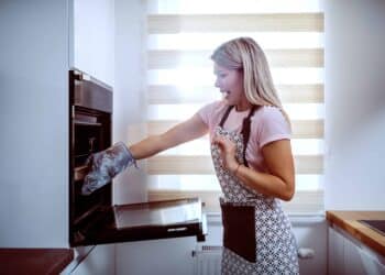 freepik-dusanpetkovic - femme a peur de son plat au four - 10 etudiants qui cuisinent aussi mal que toi