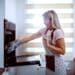 freepik-dusanpetkovic - femme a peur de son plat au four - 10 etudiants qui cuisinent aussi mal que toi