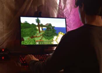 pexels-alexander-kovalev-etudiant qui joue aux jeux video Goodies pour les geeks