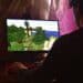 pexels-alexander-kovalev-etudiant qui joue aux jeux video Goodies pour les geeks