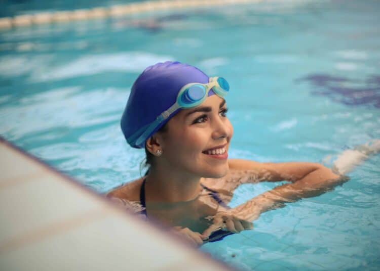 pexels-andrea-piacquadio-etudiante qui fait de la natation 5 alternatives cardio à la course