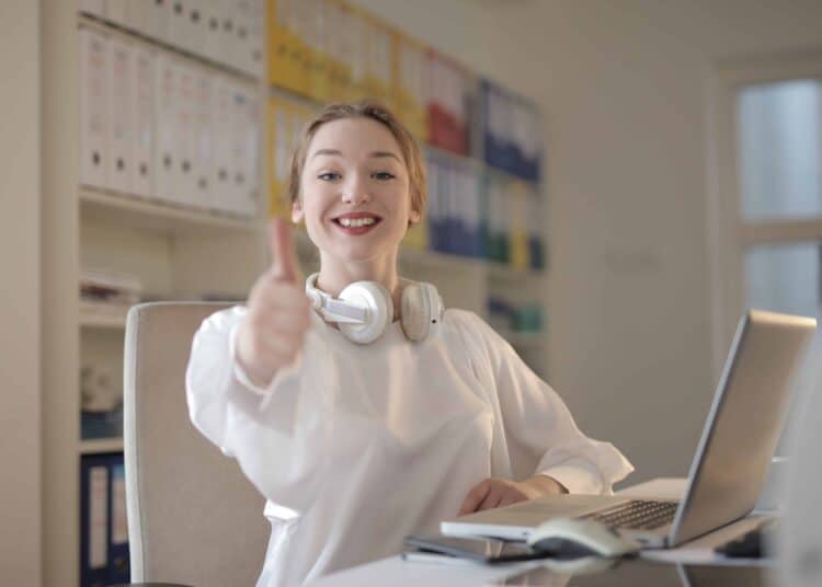 pexels-andrea-piacquadio-etudiante qui met son pouce en l'air Pourquoi croire en l’astrologie quand on est étudiant