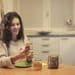pexels-andrea-piacquadio - jeune femme rigole sur son telephone - 6 memes qui resument bien ton mois de mars d'etudiant