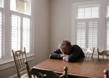 pexels-andrew-neel-etudiant qui met ses bras sur la table - Suis-je un.e étudiant.e hypersensible