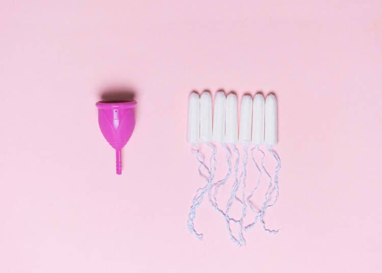 pexels-anna-shvets-cup et tampons - la précarité menstruelle n'est pas un mythe