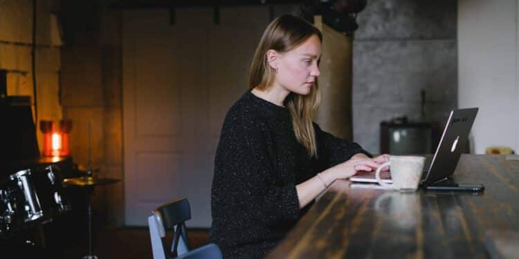 pexels-anna-shvets- fille sur ordi - top 10 des jobs avec le plus de débouchés
