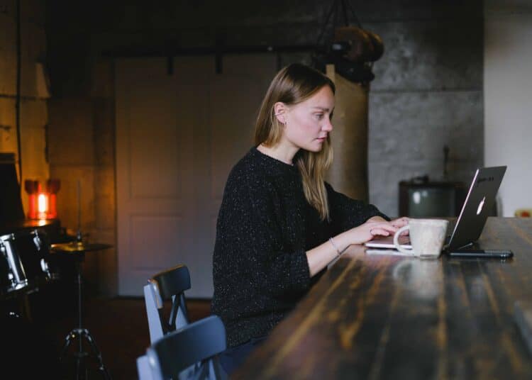 pexels-anna-shvets- fille sur ordi - top 10 des jobs avec le plus de débouchés