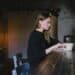 pexels-anna-shvets- fille sur ordi - top 10 des jobs avec le plus de débouchés