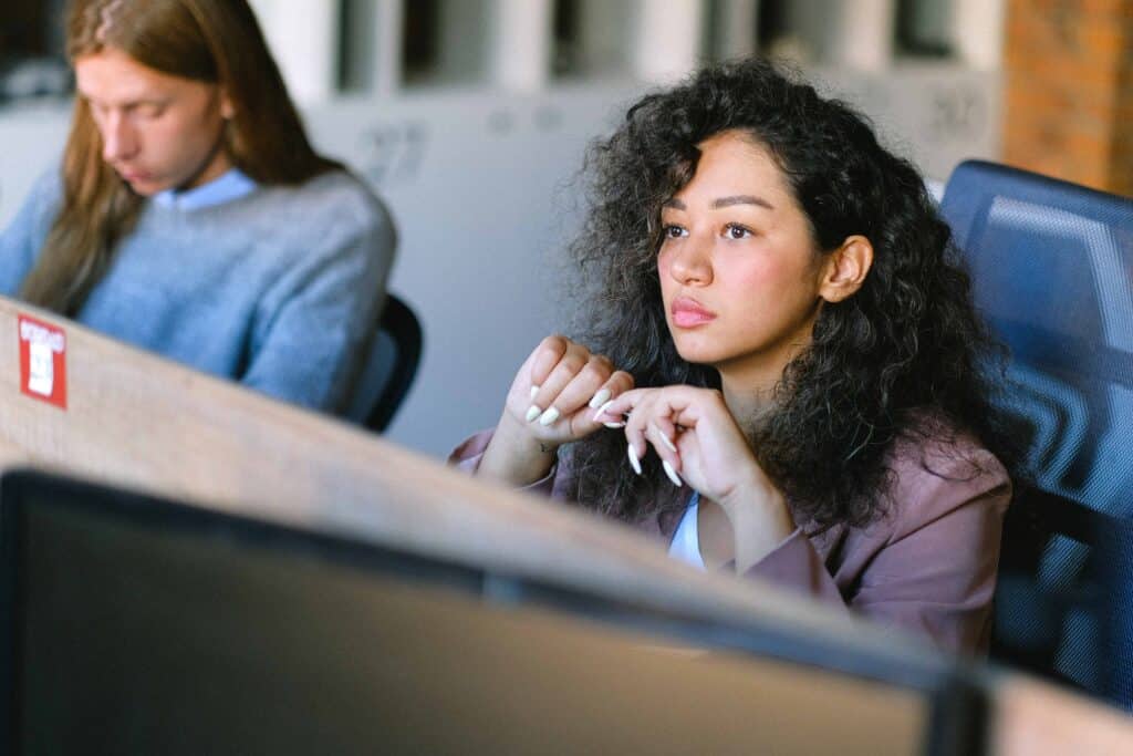 pexels-anna-shvets-jeune femme qui réflechit - questions que tu dois te poser avant de changer d'études