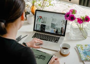 pexels-anthony-shkraba-fille devant ordinateur pinterest - top 5 des sites qu'il faut connaitre quand on est étudiant