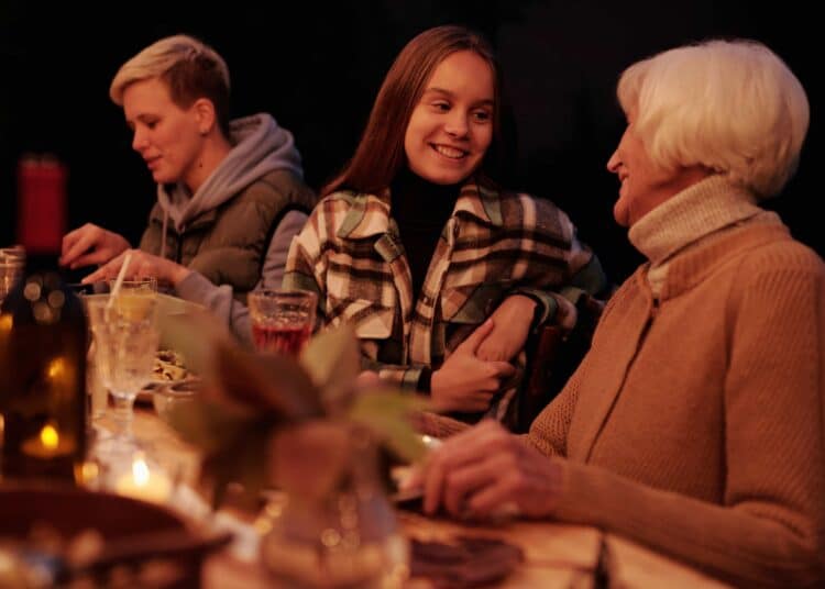 pexels-askar-abayev-fille parle avec grand mere - comment reagir a la vieille école