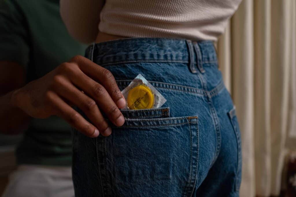pexels-c-technical-garcon mets preservaitf dans la poche d'un jean le stealthing cest quoi