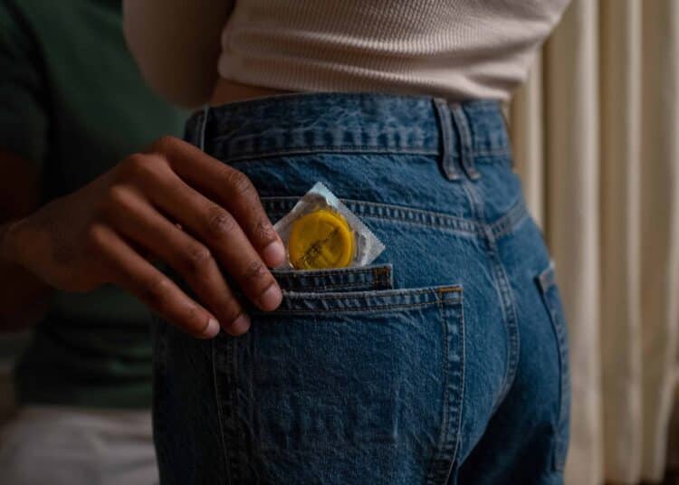 pexels-c-technical-garcon mets preservaitf dans la poche d'un jean le stealthing cest quoi