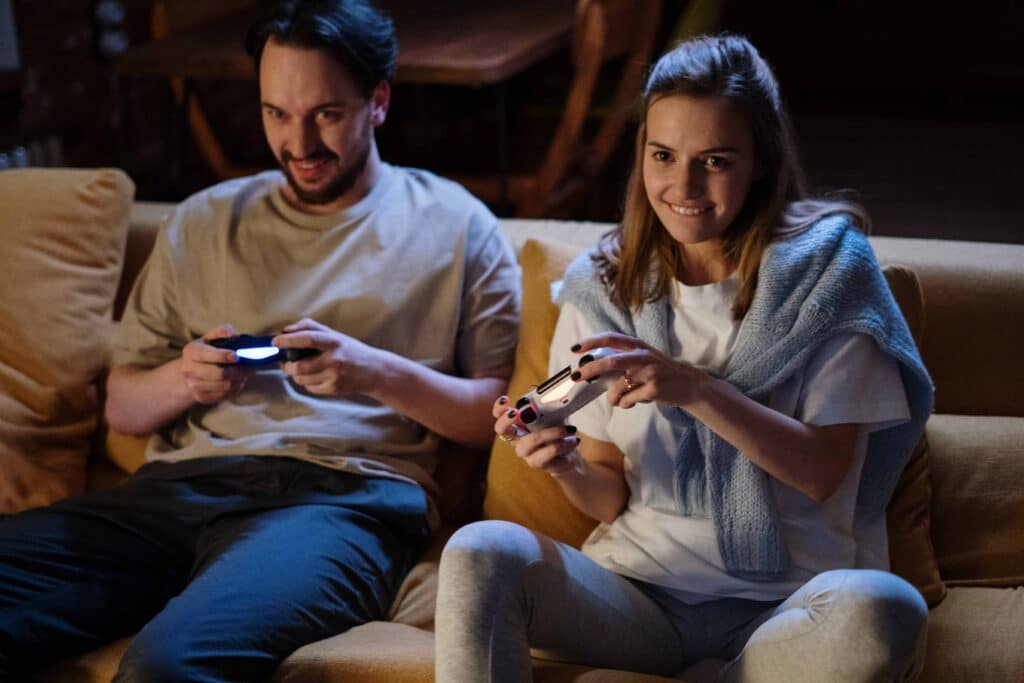 pexels-cottonbro-deux jeunes jouent à la console - les jeux video quand on etait petit