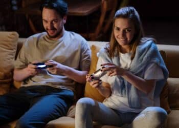 pexels-cottonbro-deux jeunes jouent à la console - les jeux video quand on etait petit