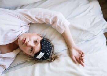 pexels-cottonbro-etudiante allongé dans son lit - Comment gagner du temps le matin avant d'aller en cours