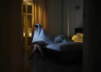 pexels-cottonbro-etudiante qui s'ennuie et regarde la tv-Les films les plus longs, de quoi occuper ton temps libre