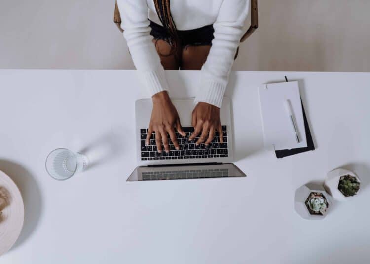 pexels-cottonbro-etudiante qui tape sur son clavier Les raccourcis informatiques pratiques à connaître