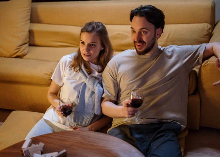 pexels-cottonbro-etudiants qui regardent la tv Accessoires pour une soirée devant la télé