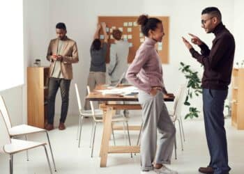 pexels-fauxels-etudiants qui se parlent 5 signes que tu parles trop