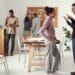 pexels-fauxels-etudiants qui se parlent 5 signes que tu parles trop