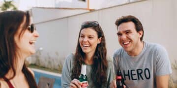 pexels-helena-lopes-etudiants qui tiennent une bière en main eet qui rigolent - Top 15 des blagues les plus drôles