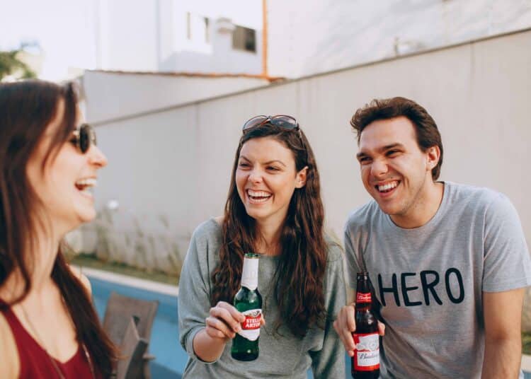 pexels-helena-lopes-etudiants qui tiennent une bière en main eet qui rigolent - Top 15 des blagues les plus drôles