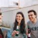 pexels-helena-lopes-etudiants qui tiennent une bière en main eet qui rigolent - Top 15 des blagues les plus drôles