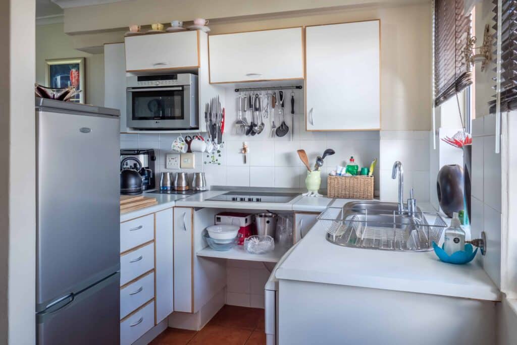 pexels-jean-van-der-meulen-petite cuisine avec frigo - checklists aliments à avoir dans le frigo du kot