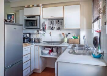 pexels-jean-van-der-meulen-petite cuisine avec frigo - checklists aliments à avoir dans le frigo du kot