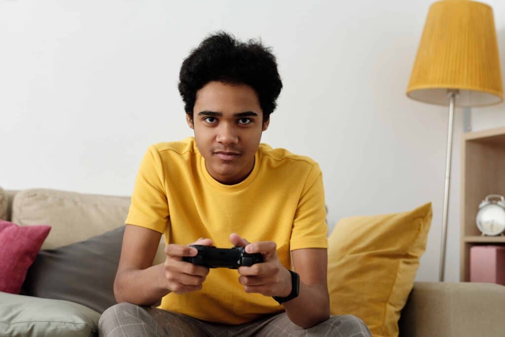 pexels-julia-m-cameron-etudiant qui joue aux jeux vidéo - Les jeux vidéo en fonction de ton signe astro