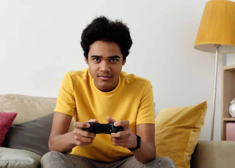 pexels-julia-m-cameron-etudiant qui joue aux jeux vidéo - Les jeux vidéo en fonction de ton signe astro