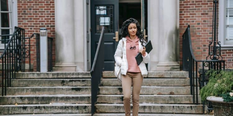 pexels-keira-burton-fille contente- dossier comment choisir ses études