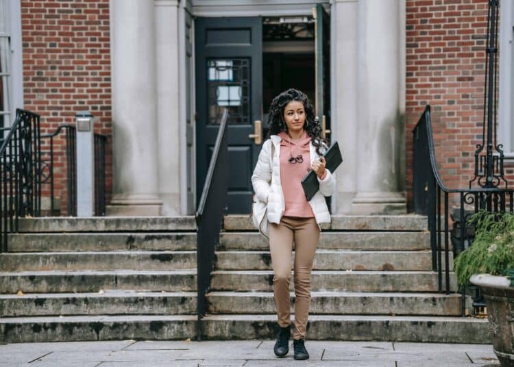 pexels-keira-burton-fille contente- dossier comment choisir ses études