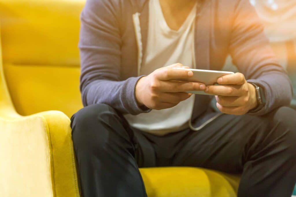 pexels-linkedin-sales-navigator-etudiant sur son telephone - Les meilleurs jeux de téléphone à avoir pour tuer l'ennui