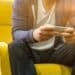 pexels-linkedin-sales-navigator-etudiant sur son telephone - Les meilleurs jeux de téléphone à avoir pour tuer l'ennui