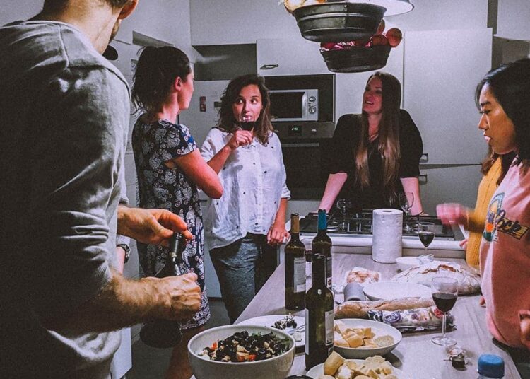 pexels-lisa-fotios - colocataires organisant un repas - 6 memes qui resument bien ta vie en coloc