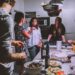 pexels-lisa-fotios - colocataires organisant un repas - 6 memes qui resument bien ta vie en coloc