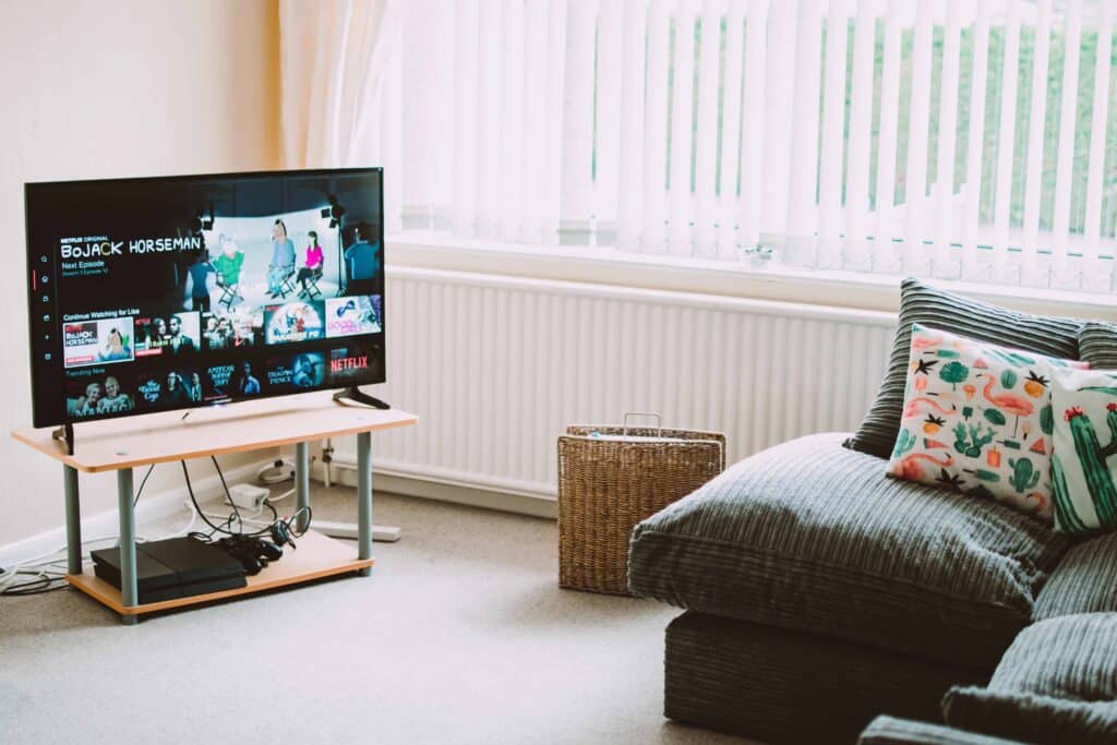 pexels-lisa-fotios-television et canapé - Les séries en fonction des signes astro