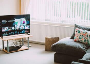 pexels-lisa-fotios-television et canapé - Les séries en fonction des signes astro