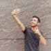 pexels-oleg-magni-etudiant qui se prend en selfie pouce en l'air - Les 6 choses qui se passent dans les films et séries et qu’on aimerait dans la vraie vie