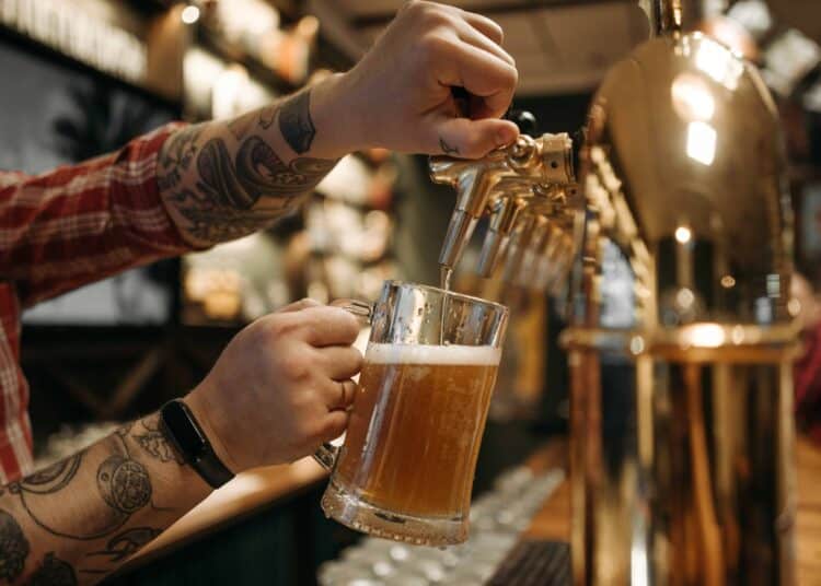 pexels-pavel-danilyuk-biere servie au fut - Les verres à bière originaux