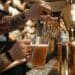 pexels-pavel-danilyuk-biere servie au fut - Les verres à bière originaux