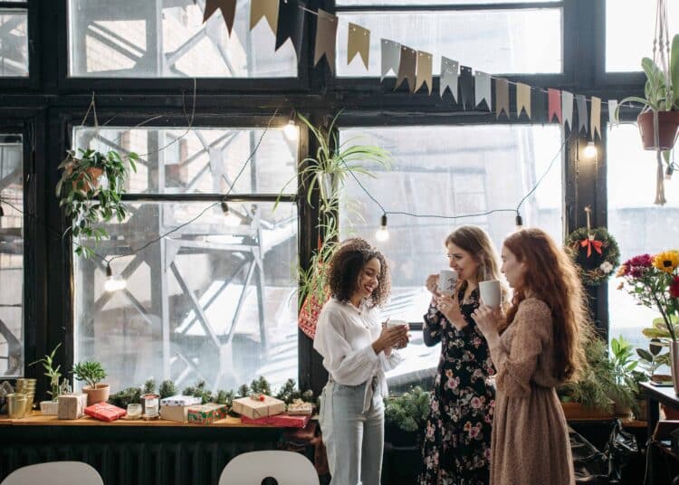 pexels-pavel-danilyuk-etudiantes qui boivent un cafe - Les avantages d'etre gran.e