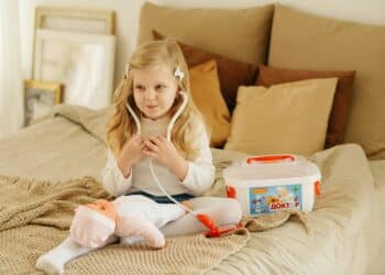 pexels-polesie-toys-petite fille qui joue au docteur - 6 jovs qu'on voulait faire quand on était petit